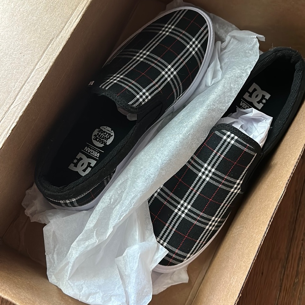 NWT AND IN BOX DC UNISEX SLIPON PLAID SHOES
